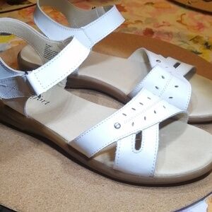 CARLY chic White Leather  adjustable Sandals with Cutout Design Size 9M